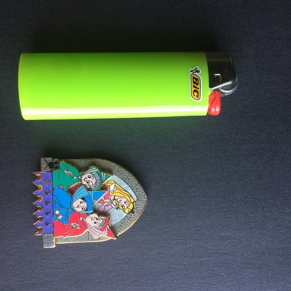 Vintage Sleeping Beauty Collectible pin - Picture 3 of 3